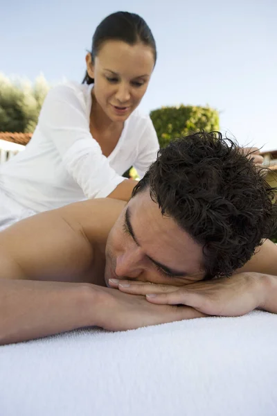 Latino Man Ontvangst Terug Massage Door Een Vrouwelijke Masseur Spa — Stockfoto