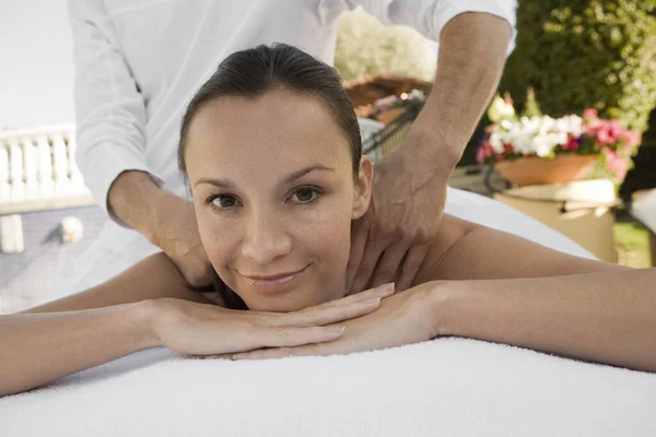 Portret Van Een Gelukkig Volwassen Vrouw Ontvangst Schouder Massage Resort — Stockfoto