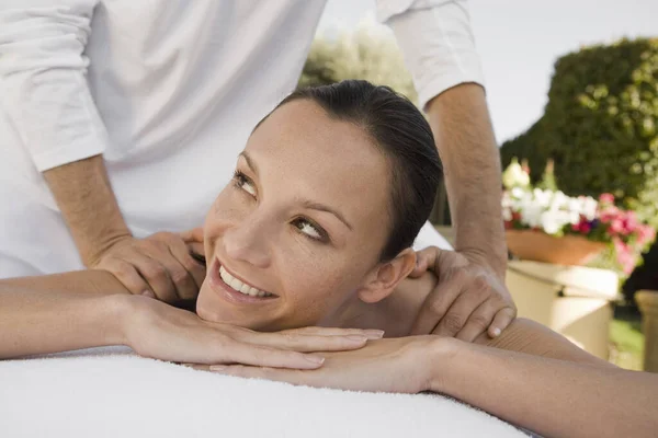 Gelukkig Volwassen Vrouw Ontvangst Schouder Massage Resort Spa — Stockfoto