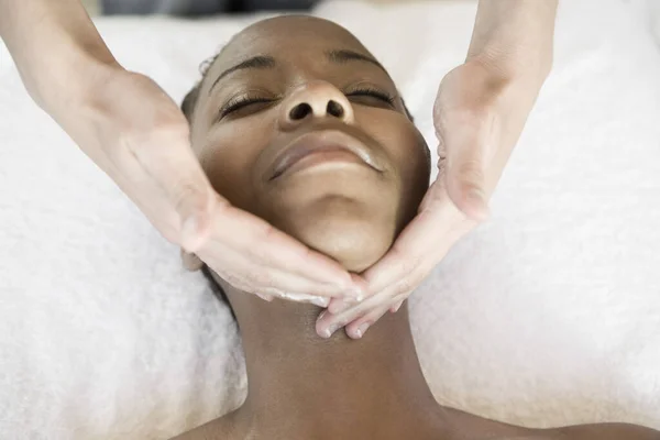 Een Afro Amerikaanse Vrouw Ontvangt Gezichtsmassage Spa — Stockfoto