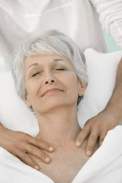 Mulher Sênior Desfrutando Massagem Ombro Spa — Fotografia de Stock