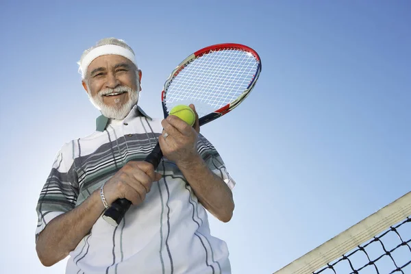 Låg Vinkel Syn Glad Senior Man Som Håller Tennisracket Och — Stockfoto
