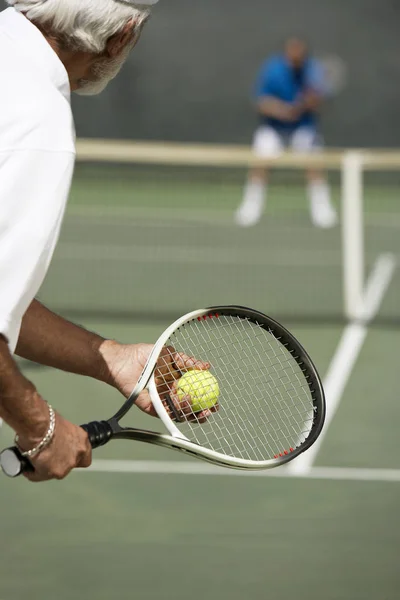 Giocatore Tennis Senior Con Racchetta Pronto Servire Una Palla Tennis — Foto Stock