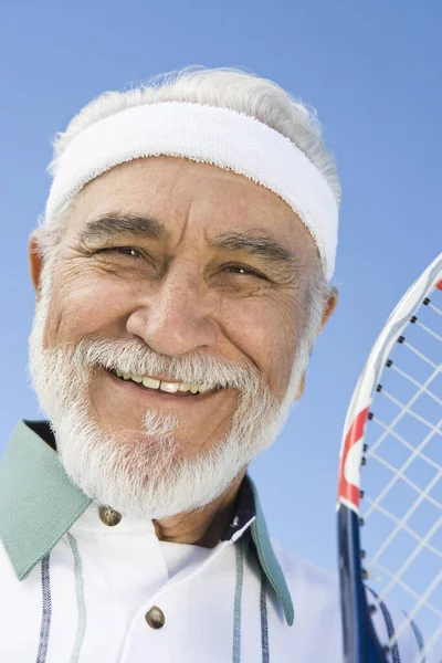 Närbild Porträtt Glad Senior Man Som Håller Tennisracket Mot Himlen — Stockfoto