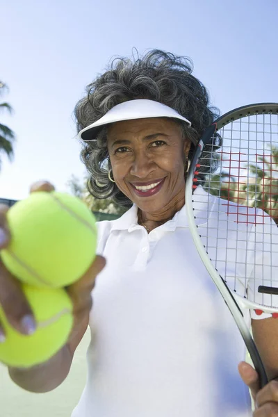 Retrato Una Jugadora Tenis Senior Feliz Sosteniendo Raqueta Pelotas — Foto de Stock