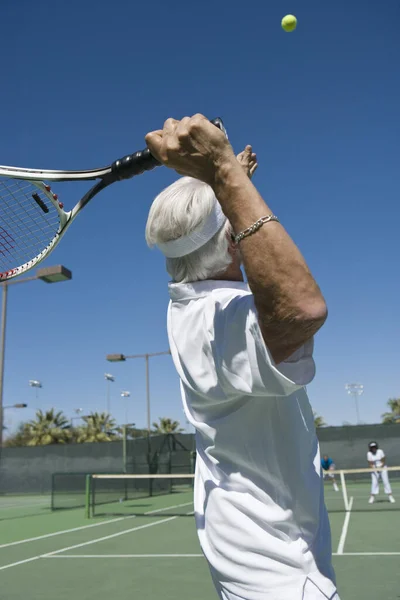 Adatto Uomo Anziano Che Serve Palla Tennis Sul Campo — Foto Stock