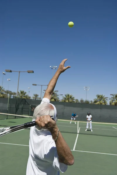 Homme Âgé Actif Servant Une Balle Tennis Sur Court — Photo