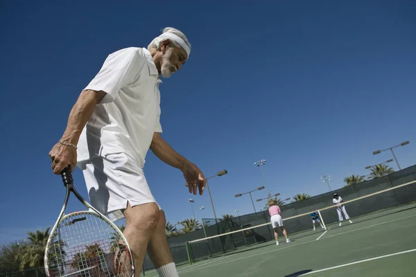 Senior Homme Jouant Double Court Tennis — Photo