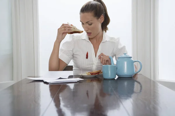 Mulher Bonita Olhando Para Mancha Camisa Enquanto Toma Café Manhã — Fotografia de Stock