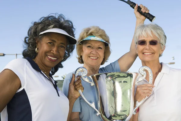 Portrait Diverse Female Tennis Players Holding Trophy — Stock Photo, Image