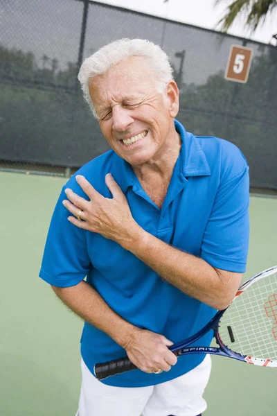 Senior Man Gewond Rechter Schouder Tijdens Het Spelen Van Tennis — Stockfoto