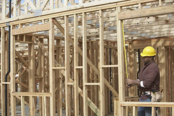 Vista Lateral Trabajador Que Mide Encofrados Obra — Foto de Stock