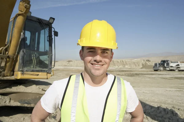 Retrato Trabajador Con Chaleco Reflectante Sombrero Fuerza Obra —  Fotos de Stock