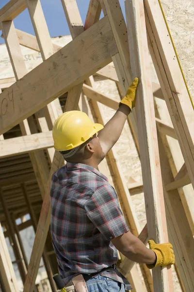 Vista Lateral Hombre Sosteniendo Una Viga Madera Sitio Construcción — Foto de Stock