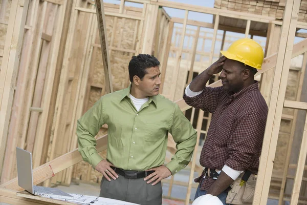 Ingeniero Capataz Discutiendo Planes Mientras Miran Entre —  Fotos de Stock