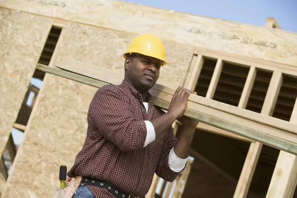 Trabajador Llevando Viga Madera Hombro Sitio Construcción —  Fotos de Stock