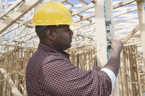 Trabajador Masculino Utilizando Nivel Espíritu Obra — Foto de Stock