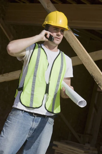 Trabalhador Manual Com Planta Usando Telefone Celular Local Construção — Fotografia de Stock