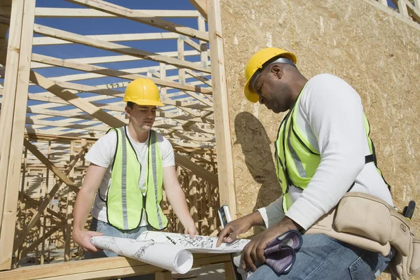 Dos Trabajadores Discusión Con Proyecto Sitio Construcción — Foto de Stock