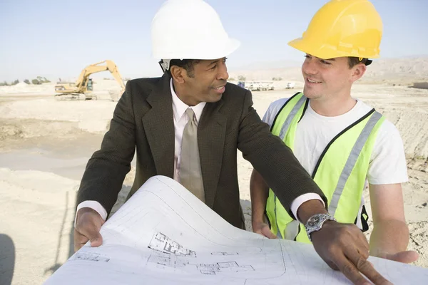 Arquitecto Trabajador Con Anteproyecto Discutiendo Obra —  Fotos de Stock