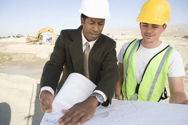 Arquitecto Trabajador Discusión Sobre Plan Mientras Mira Plano —  Fotos de Stock