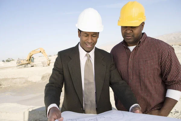 Arkitekt Och Förman Med Ritning Diskussion Byggarbetsplatsen — Stockfoto