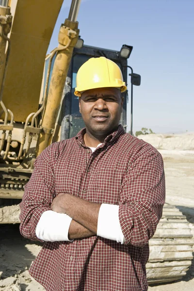 Retrato Capataz Confiado Pie Frente Maquinaria Sitio Construcción —  Fotos de Stock