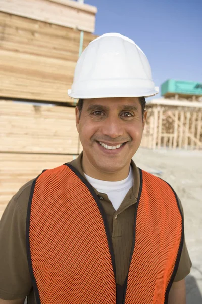 Retrato Arquitecto Feliz Que Lleva Casco Sitio Construcción —  Fotos de Stock
