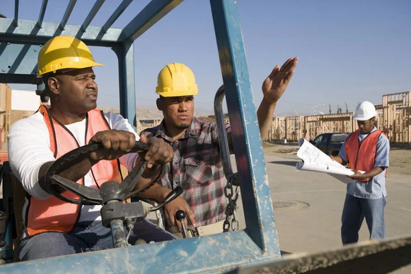 Hombre Conduciendo Bulldozer Con Compañero Trabajo Señalando Dirección Sitio Construcción —  Fotos de Stock