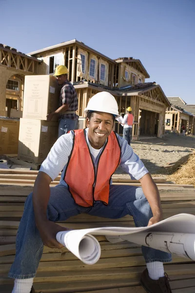 Porträtt Lycklig Arkitekt Med Ritning Och Arbetare Som Arbetar Byggarbetsplatsen — Stockfoto