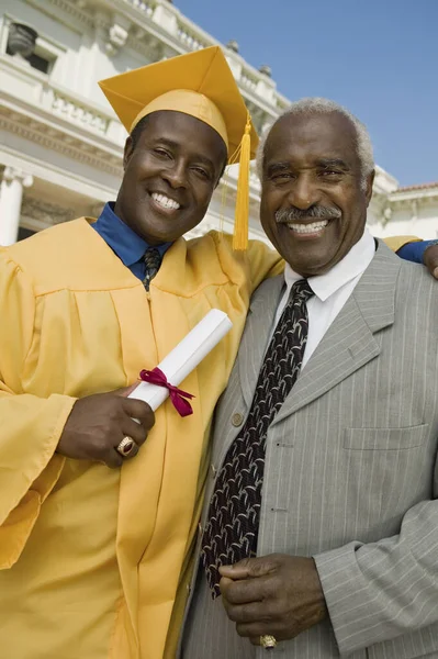 Porträtt Glad Mogen Examen Stående Med Sin Pappa Framför Universitetet — Stockfoto