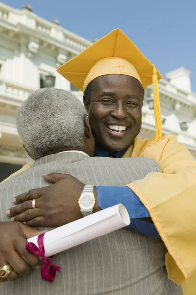 Ευτυχισμένος Ώριμος Απόφοιτος Αγκαλιάζει Τον Πατέρα Στη Γραμματοσειρά Του Πανεπιστημίου — Φωτογραφία Αρχείου