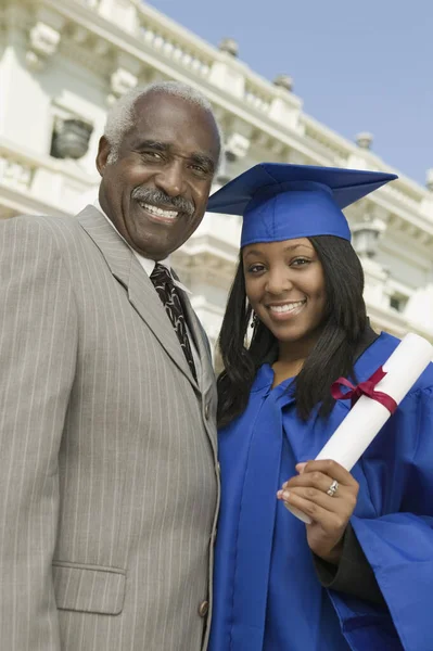 Retrato Una Mujer Feliz Graduada Pie Con Padre Delante Universidad — Foto de Stock