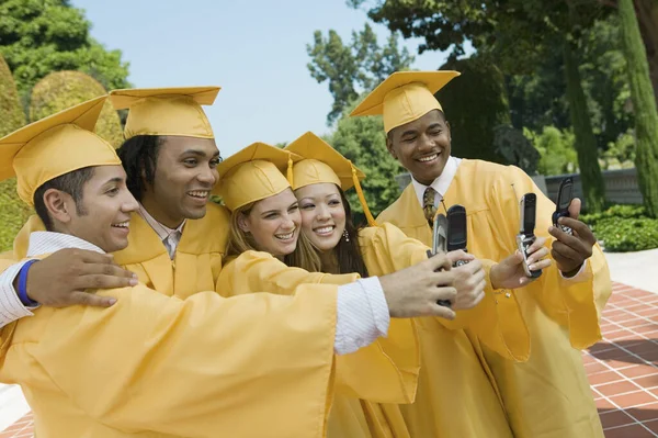 Groep Multi Etnische Vrienden Nemen Zelfportret Mobiele Telefoon Afstudeerdag — Stockfoto