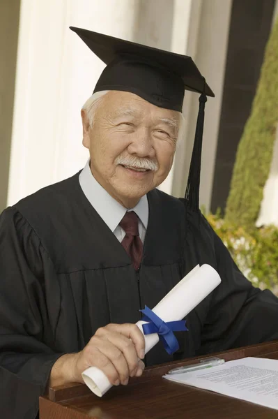 Porträtt Senior Japansk Man Med Examen Stående Podiet — Stockfoto