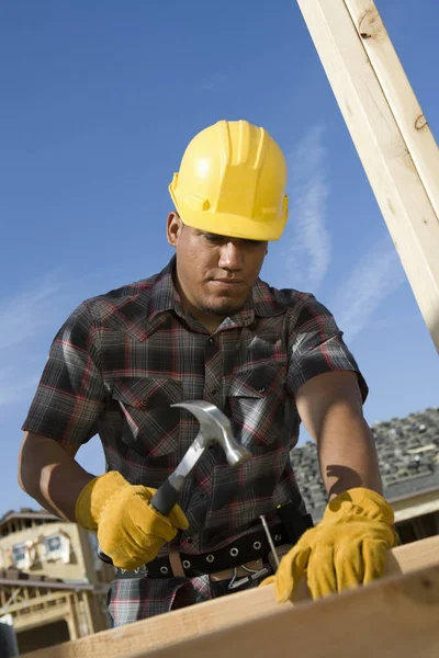 Trabajador Clavando Clavos Tablón Sitio Construcción —  Fotos de Stock