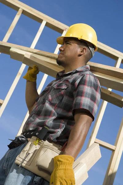 Vista Lateral Trabajador Que Lleva Vigas Madera Sitio Construcción — Foto de Stock