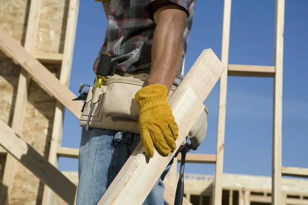 Sección Media Trabajador Que Sostiene Trozo Madera Sitio Construcción —  Fotos de Stock