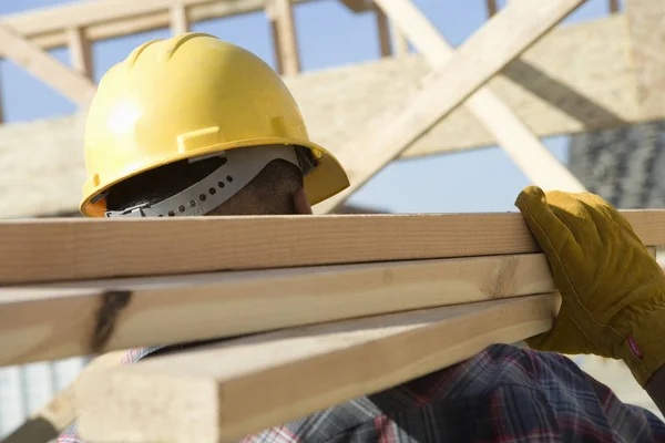 Vista Trasera Hombre Llevando Tablones Madera Hombro Sitio — Foto de Stock