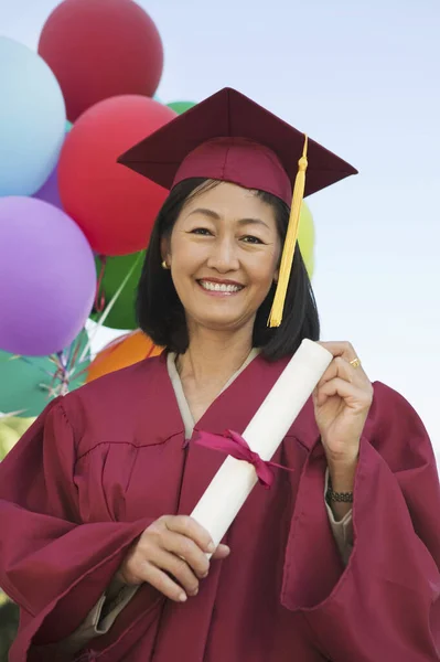 Ritratto Donna Matura Felice Con Diploma Laurea — Foto Stock