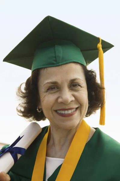 Πορτρέτο Μιας Ευτυχισμένης Ηλικιωμένης Γυναίκας Πτυχίο Στην Αποφοίτηση — Φωτογραφία Αρχείου