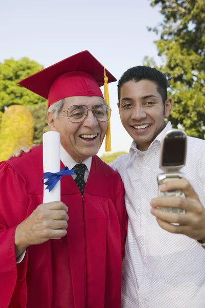 Heyecanlı Son Sınıf Öğrencisi Oğlu Cep Telefonuyla Kendi Portresini Çekiyor — Stok fotoğraf