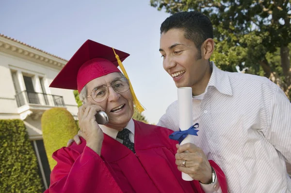 Glad Senior Man Examen Jour Med Son Tittar Honom — Stockfoto