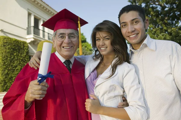 Porträtt Upphetsad Senior Man Examen Med Familj Innehav Examen — Stockfoto