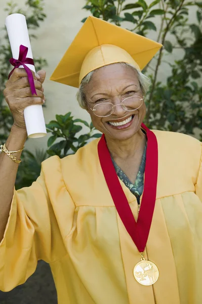 Felice Donna Anziana Con Laurea Medaglia Abito Laurea — Foto Stock