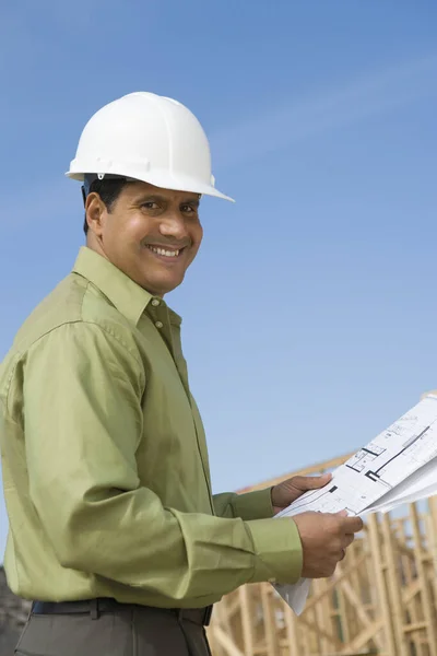 Retrato Feliz Arquitecto Masculino Sosteniendo Plano Sitio Construcción —  Fotos de Stock