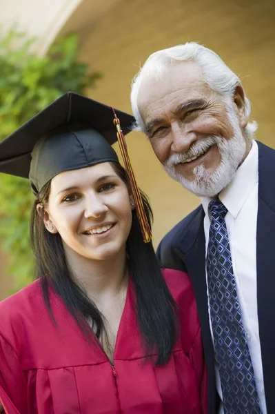 Egy Fiatal Diplomás Lány Portréja Mosolygó Nagyapával — Stock Fotó