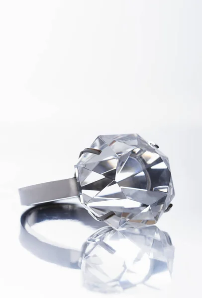 Zbliżenie Pierścienia Diamentowego Izolowane Białym Tle — Zdjęcie stockowe