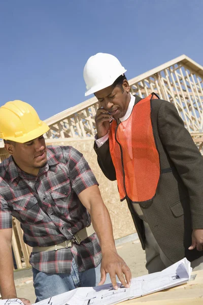 Arquitecto Usando Teléfono Con Compañero Trabajo Pie Con Plano Sitio — Foto de Stock