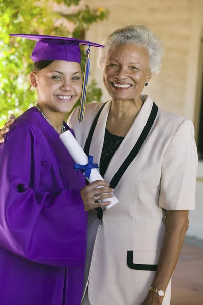 Retrato Feliz Graduado Afroamericano Con Abuela Durante Día Graduación — Foto de Stock